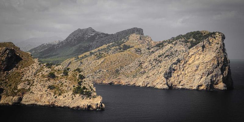 新手爸妈必看!宝宝辅食添加全攻略:从第一口米粉到肉泥,科学喂养与排敏指南